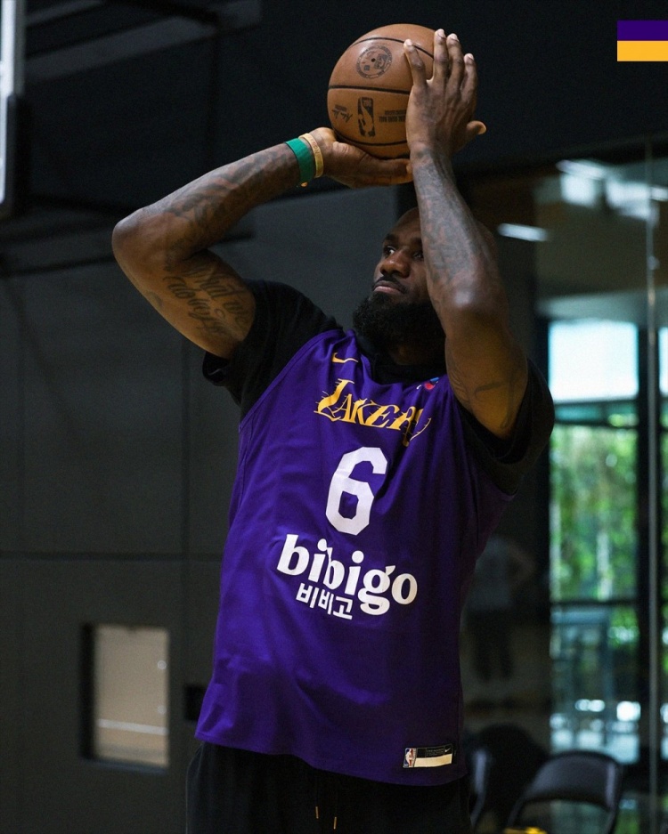 湖人备战首轮G1 詹姆斯谈训练状态