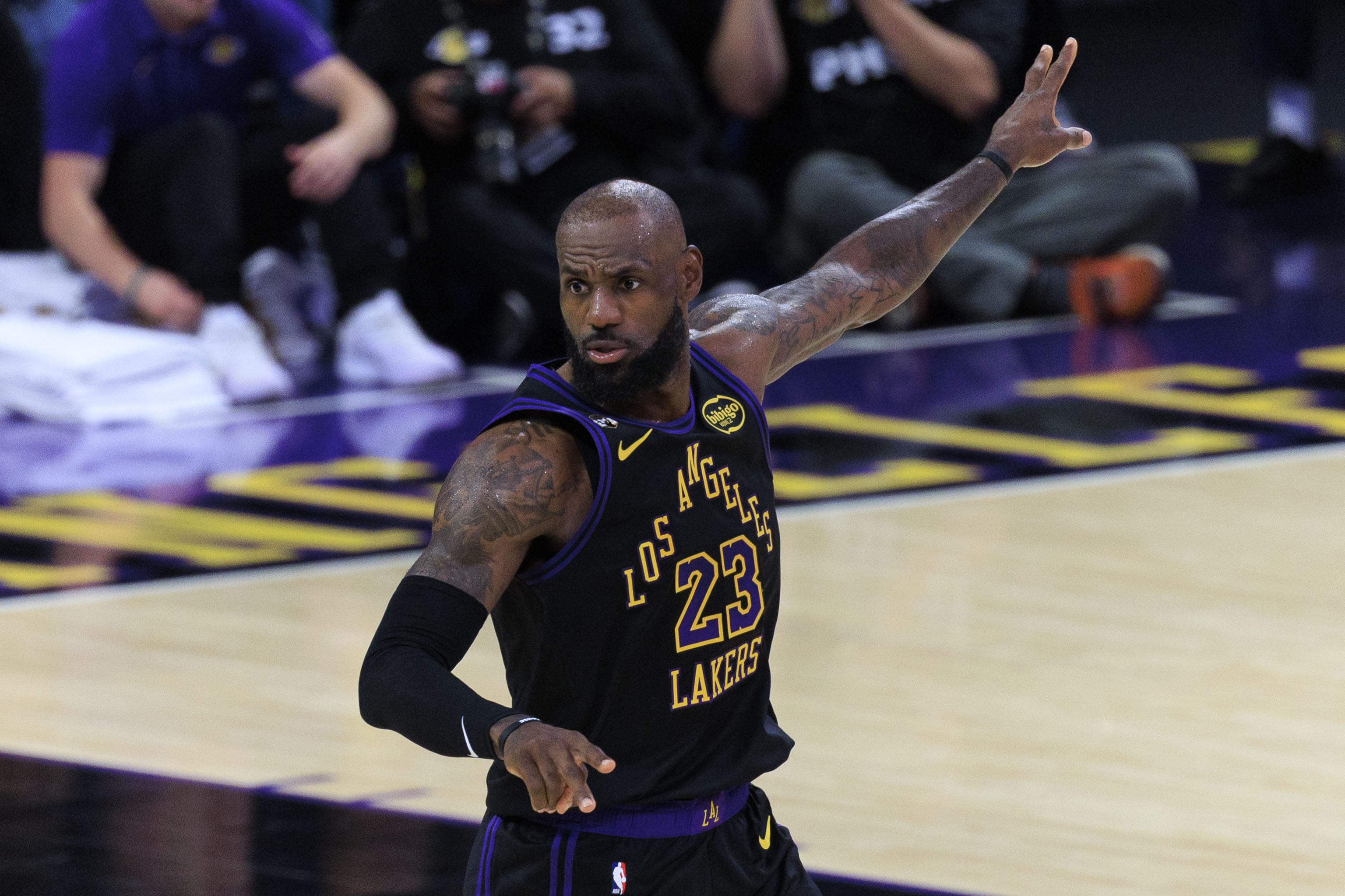 杜兰特G1赛前膝伤缺阵 评论员喊话詹姆斯主场复仇