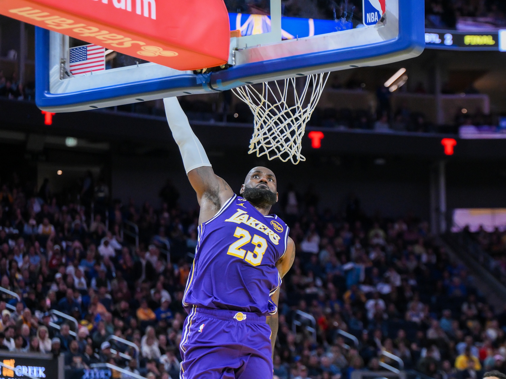 詹姆斯19+13+8高效控场 湖人残阵抢下首胜为伤员争取时间