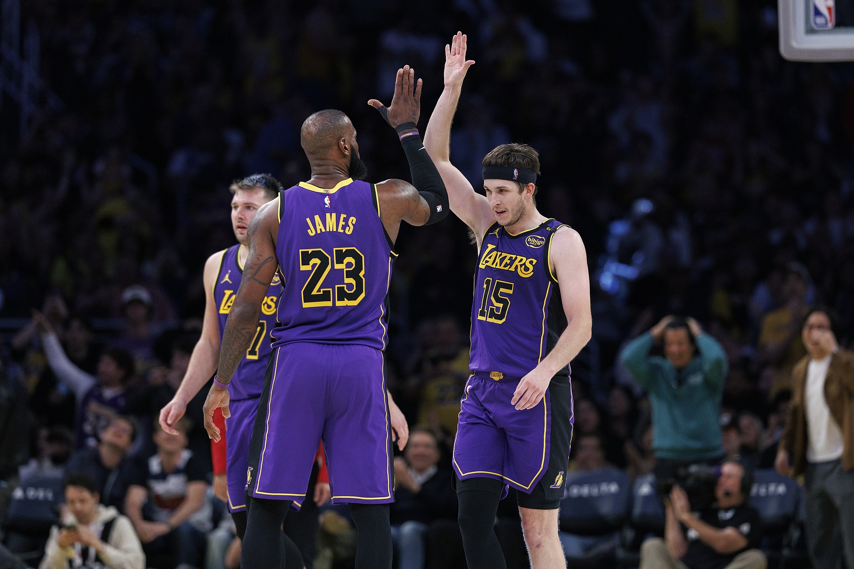 詹姆斯19+13+8高效控场 湖人残阵抢下首胜为伤员争取时间