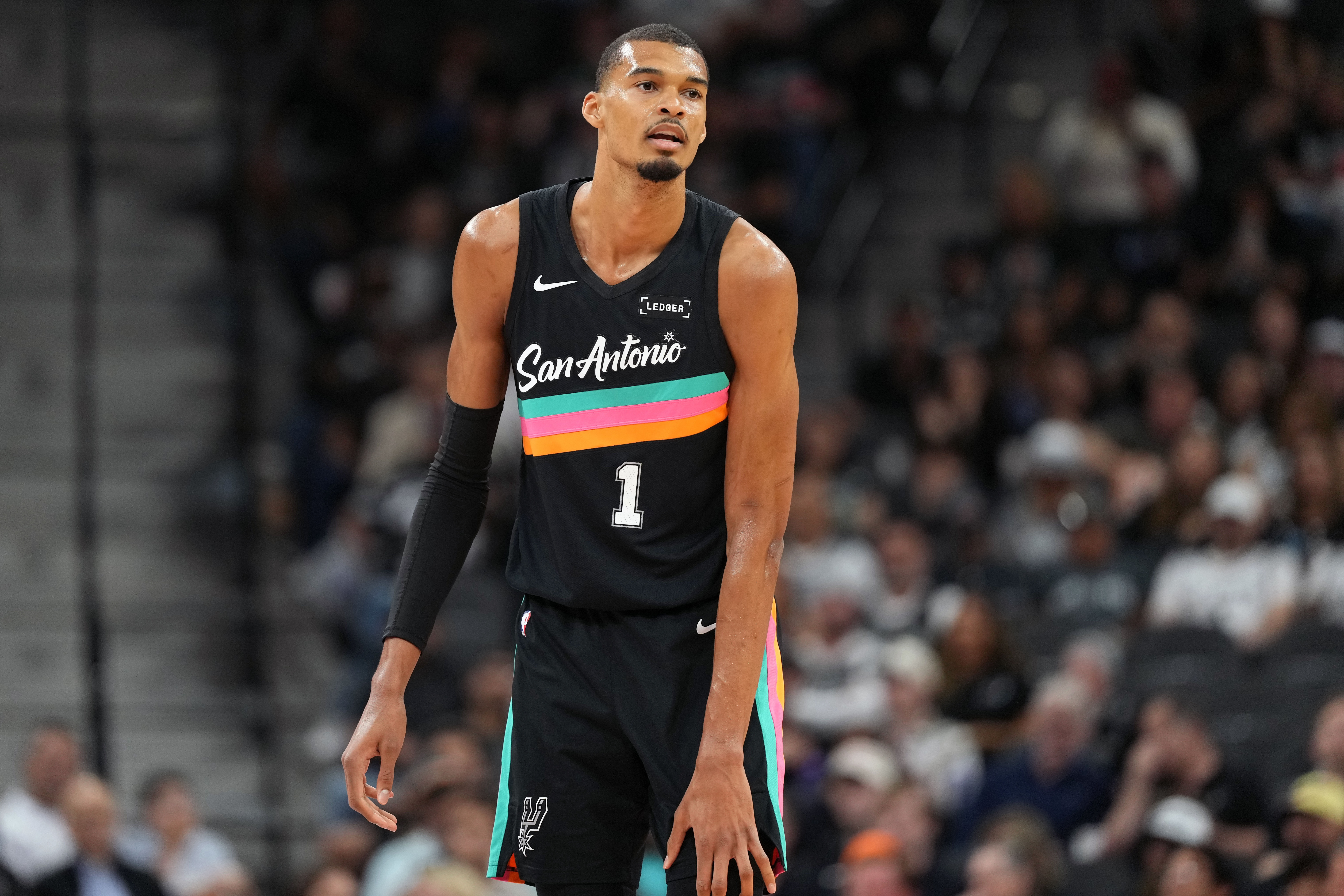 文班亚马季后赛首秀35分颠覆攻防逻辑 马刺锋线群深度绞杀开拓者