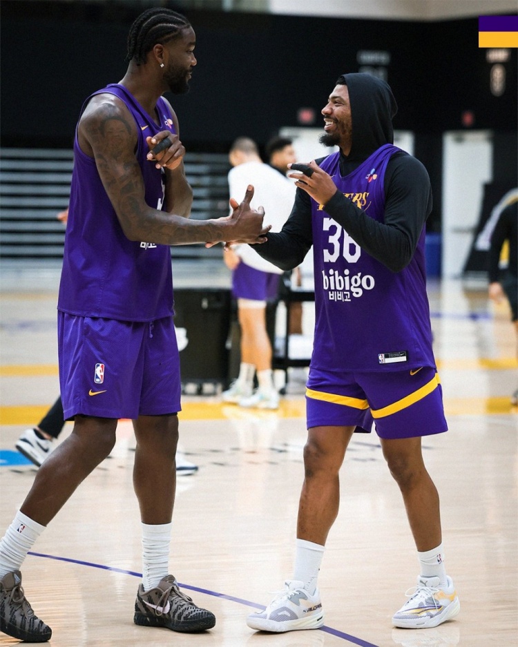 湖人备战火箭G2 官推发布训练图集