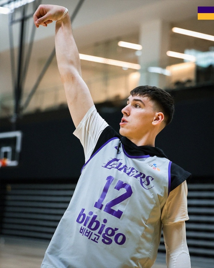 湖人备战火箭G2 官推发布训练图集