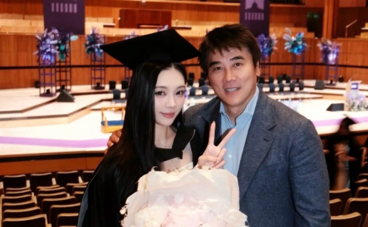 李明女儿晒合影回应五年禁足:白玉落尘,时间给出答案 李明女儿晒合影回应五年禁足:白玉落尘,时间给出答案