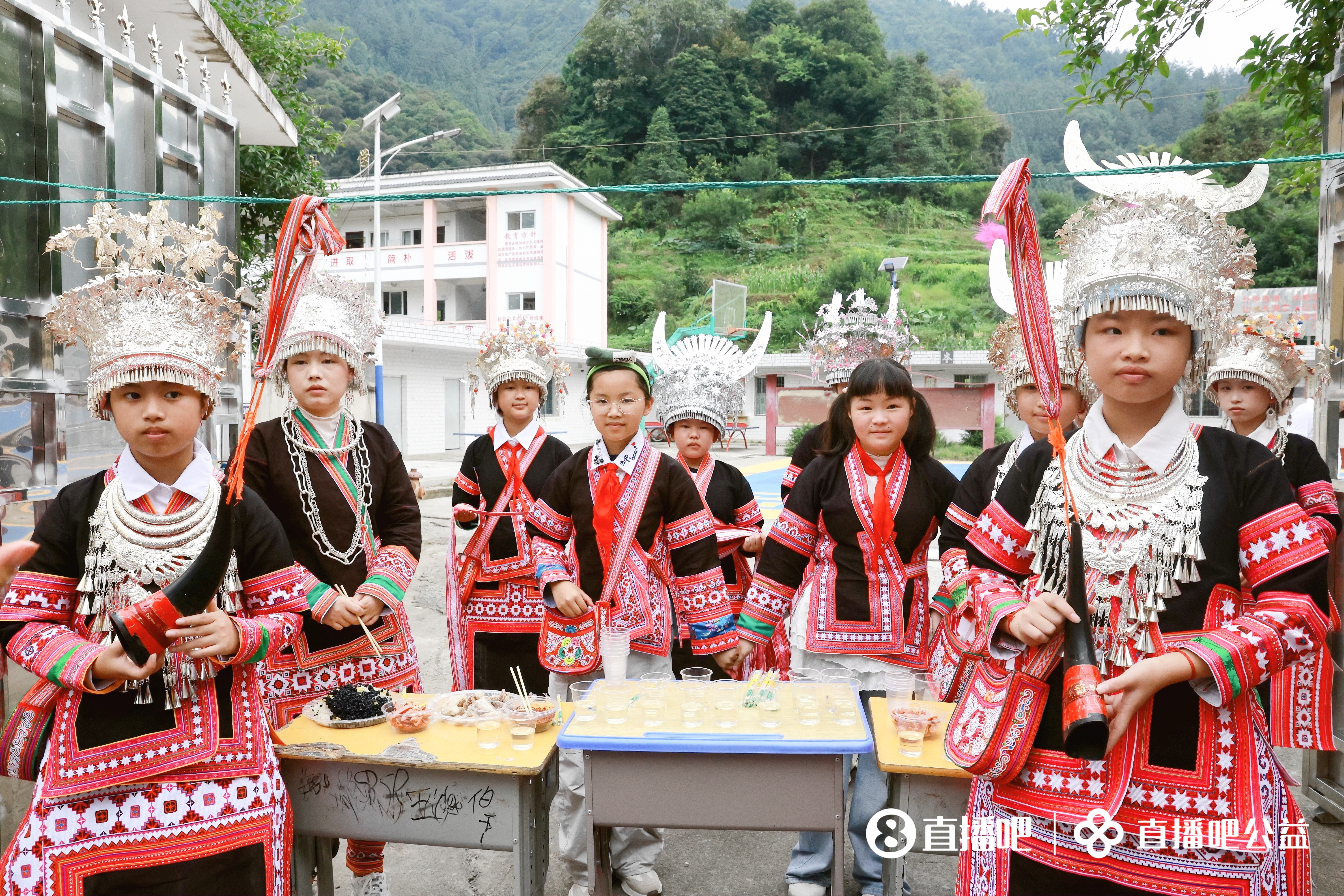 贵州山区岑最小学新球场落成:137名留守娃告别水泥地踢球 贵州山区岑最小学新球场落成:137名留守娃告别水泥地踢球