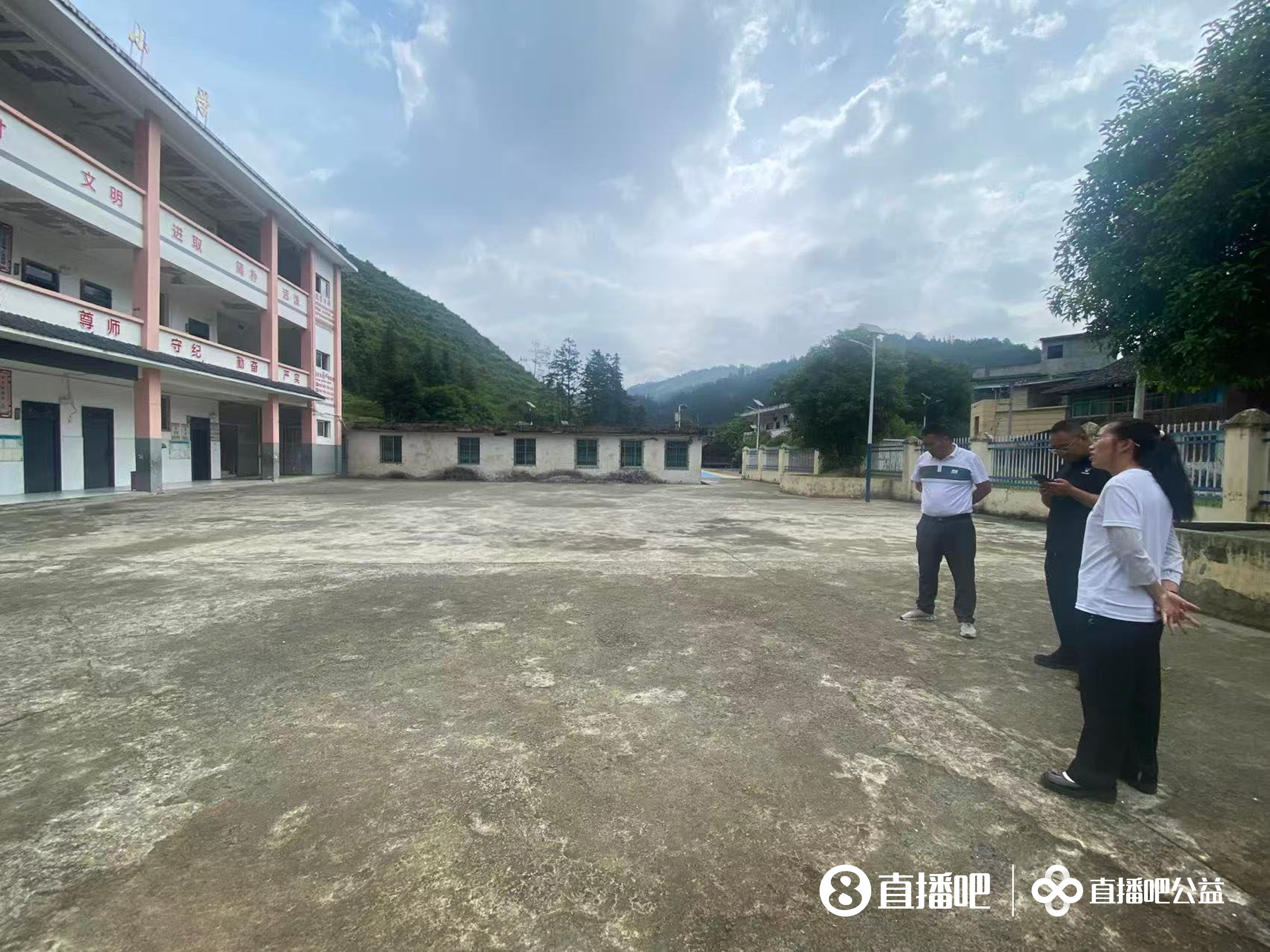 贵州山区岑最小学新球场落成:137名留守娃告别水泥地踢球 贵州山区岑最小学新球场落成:137名留守娃告别水泥地踢球