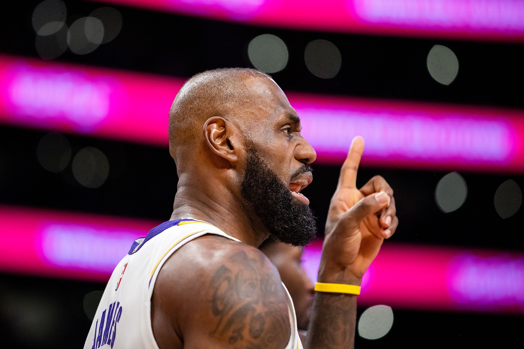 巴克利炮轰詹姆斯：放下GOAT执念，回乡终老才是唯一正解