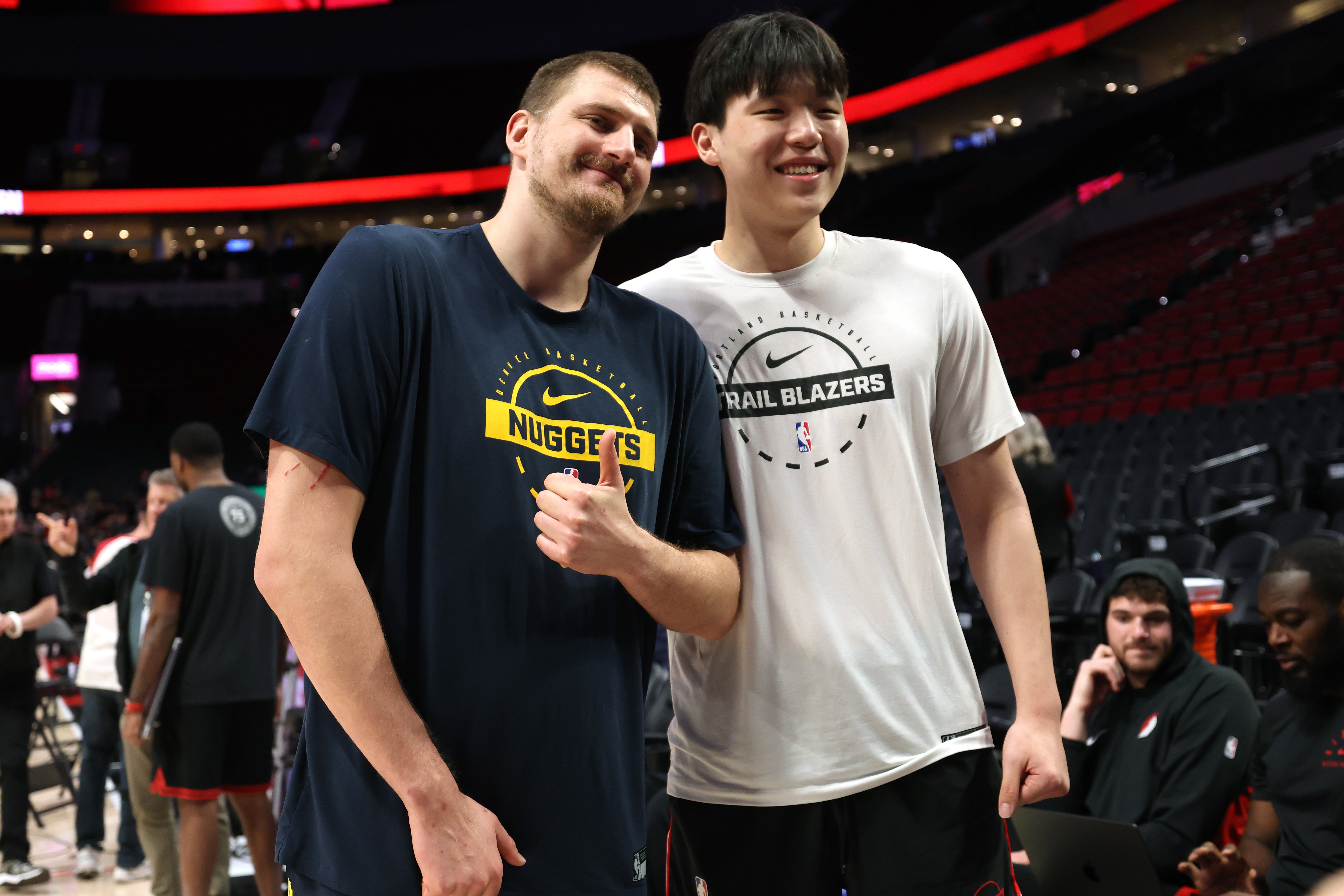 约基奇如胶吸收对抗 杨瀚森似硬板被弹开——开拓者媒体人质疑其NBA前景