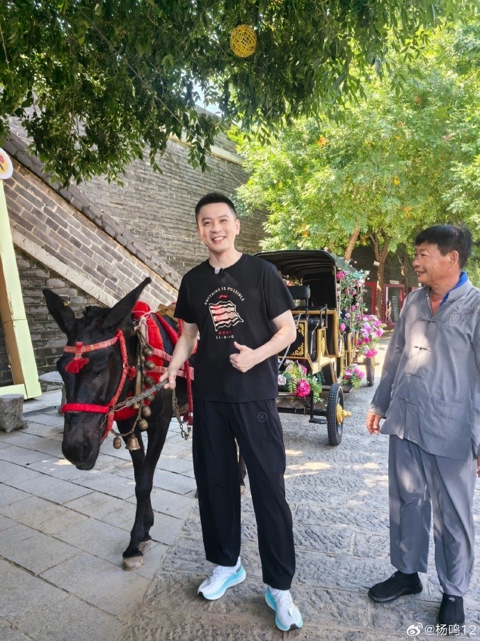 杨鸣晒与陈梦乒乓球活动合照 盼篮球领会乒乓球精神