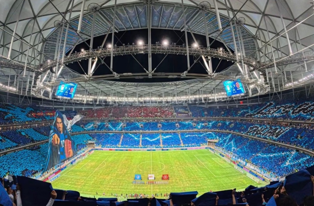 辽宁德比梭鱼湾TIFO:斯坦丘挥魔杖引蓝电贯穿看台 辽宁德比梭鱼湾TIFO:斯坦丘挥魔杖引蓝电贯穿看台