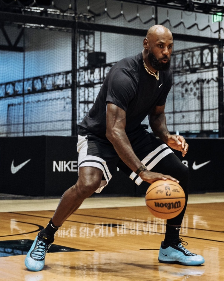 LeBron 24正式亮相 詹姆斯称其历代最轻