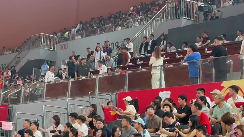 杜锋着粤BA外套现身女篮热身赛 主席台观战中尼对决