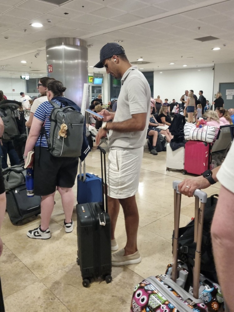 无视巴萨传闻 罗德里乘廉价航班返回曼市