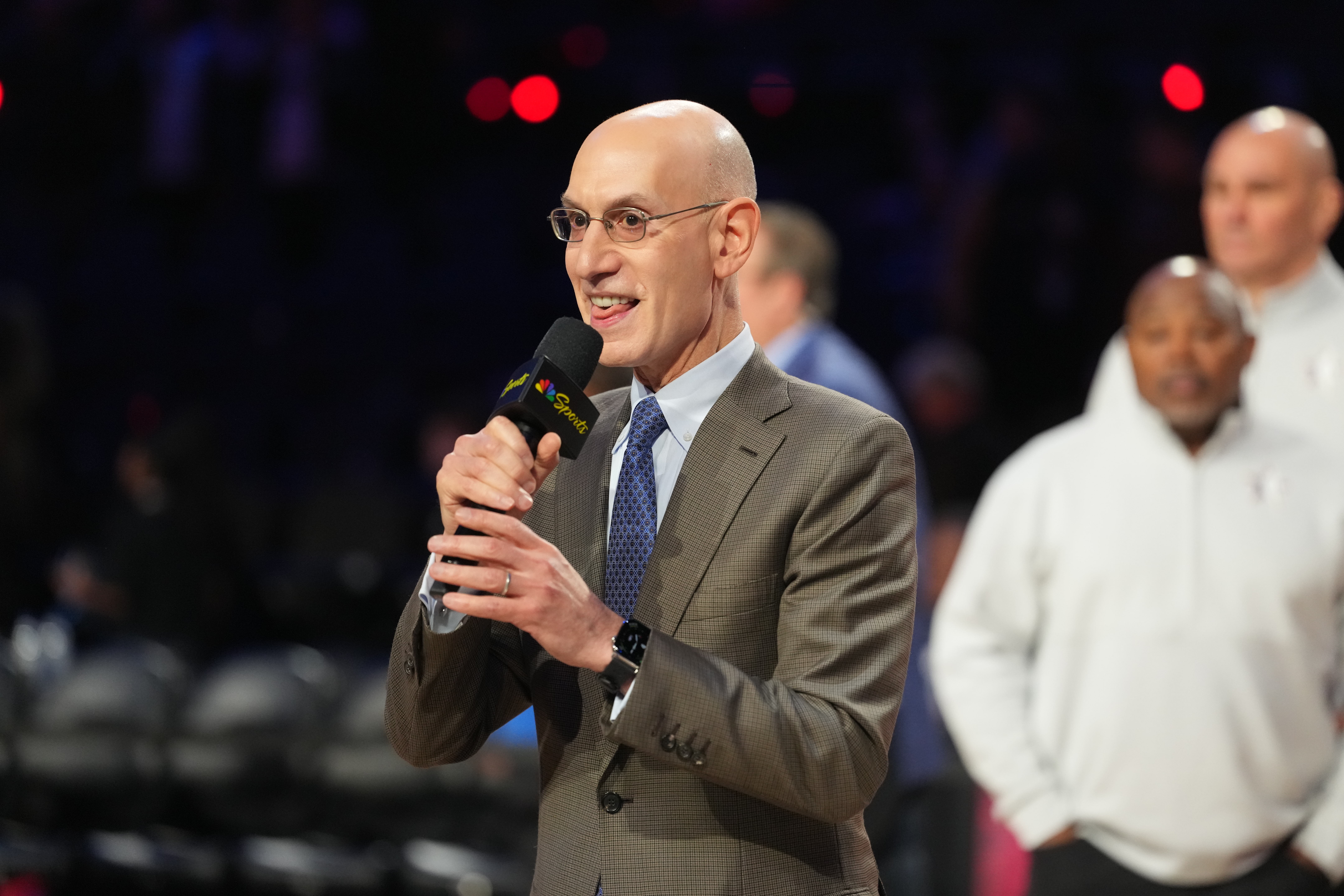 ESPN名记披露湖人125亿易主幕后：艾格与萧华是生意搭档兼度假挚友
