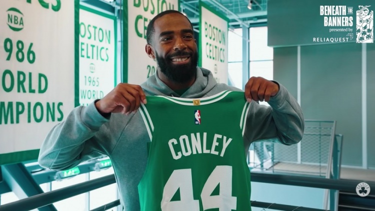 康利改穿44号球衣 自嘲生涯最大号码