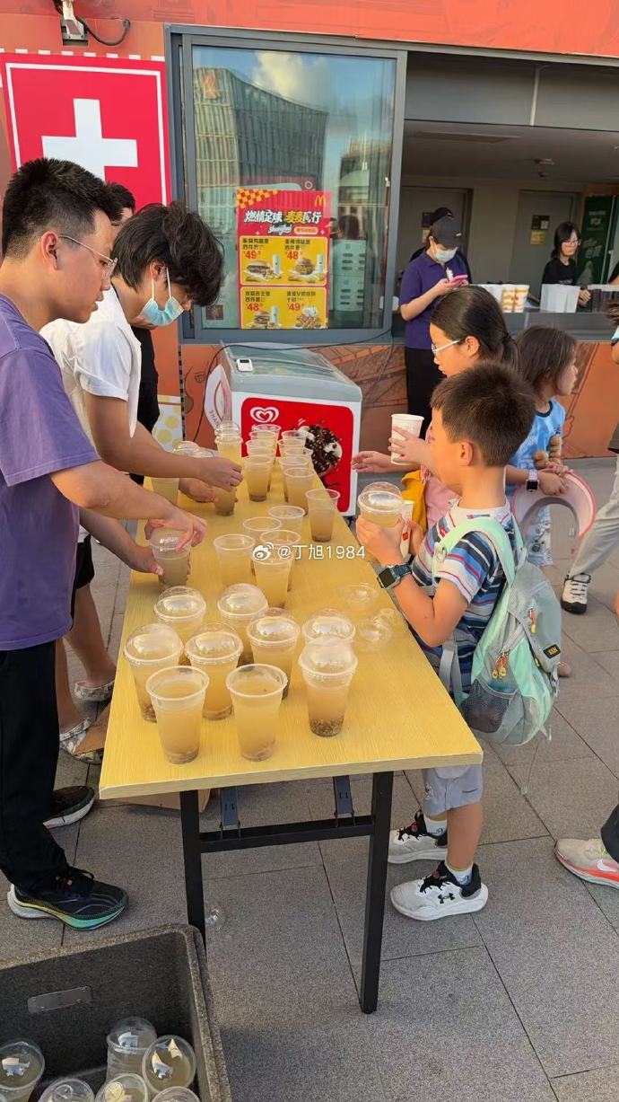 海港主场为大连远征球迷免费提供绿豆汤