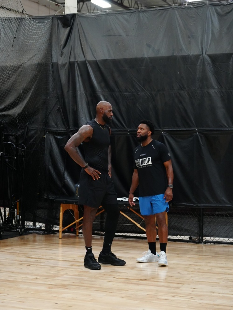 LBJ、马克西、布朗合练照流出