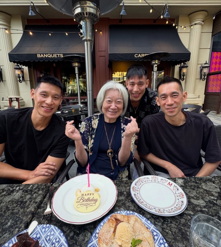林书豪晒三兄弟与母亲合照 祝母亲70岁生日快乐 林书豪晒三兄弟与母亲合照 祝母亲70岁生日快乐