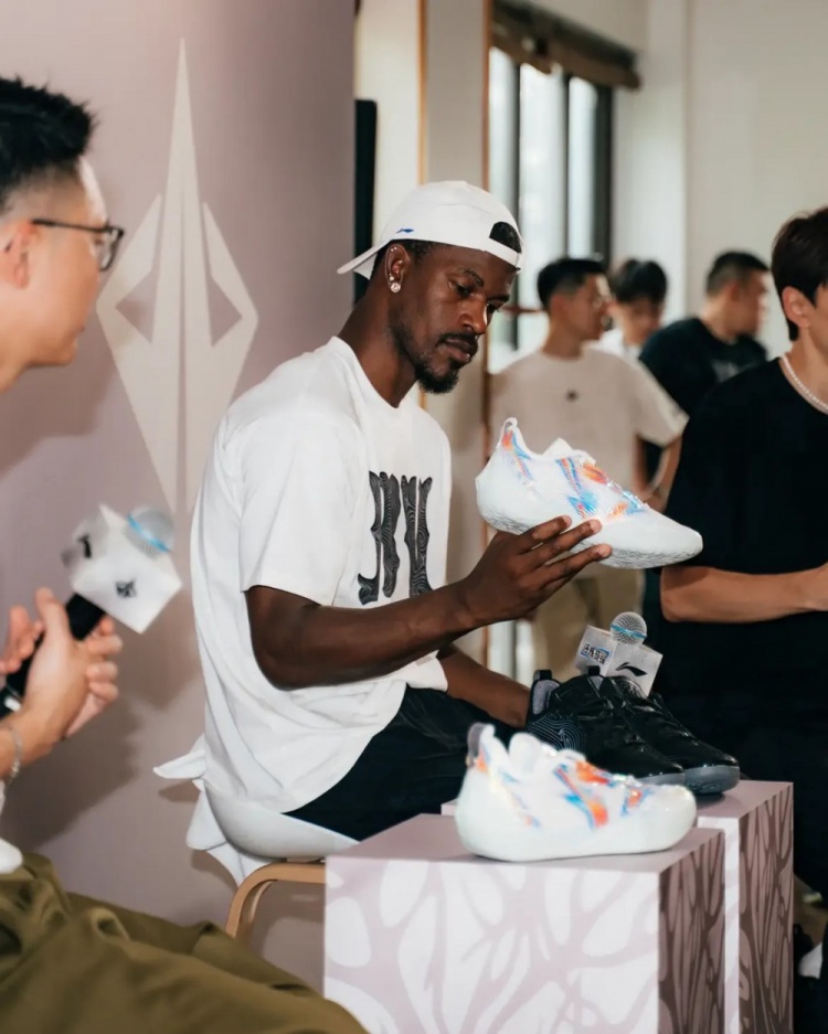 巴特勒晒中国行照片宣传签名鞋：迫不及待想让大家都能穿上
