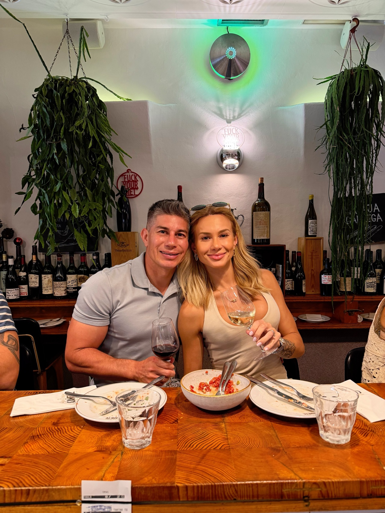 昔日天体之王！43岁孔卡社媒晒照，分享与妻子外出游玩的甜蜜日常
