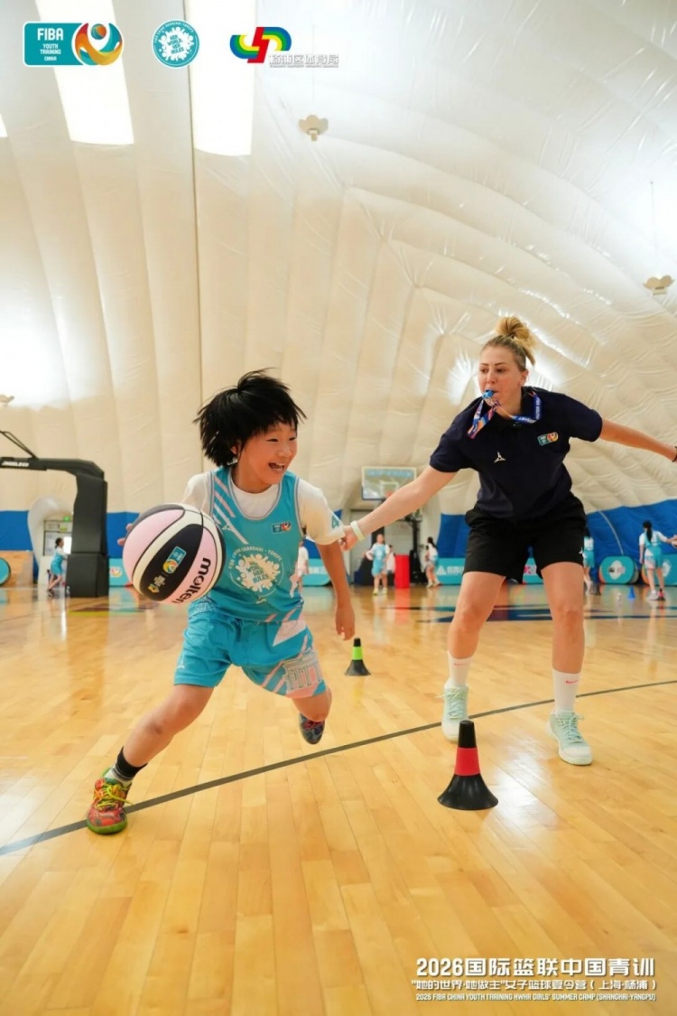 当国歌响起,4位中国女孩也站上了世界杯的舞台 当国歌响起,4位中国女孩也站上了世界杯的舞台