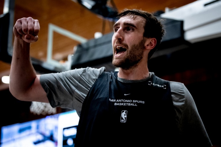 打磨状态&备战新赛季！马刺晒训练照 文班&福克斯&哈珀在列