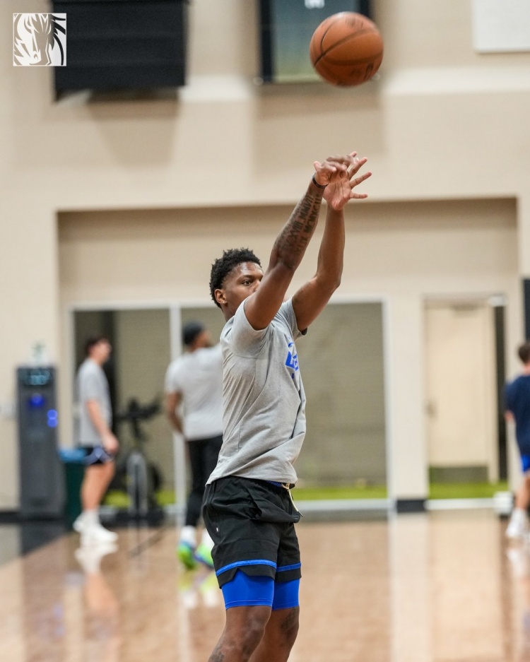 期待新赛季！独行侠晒训练照：弗拉格单防欧文 新援里萨谢在列