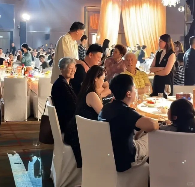 姚明与父母低调出席家族亲戚婚礼 身材高大引得旁人前来合影